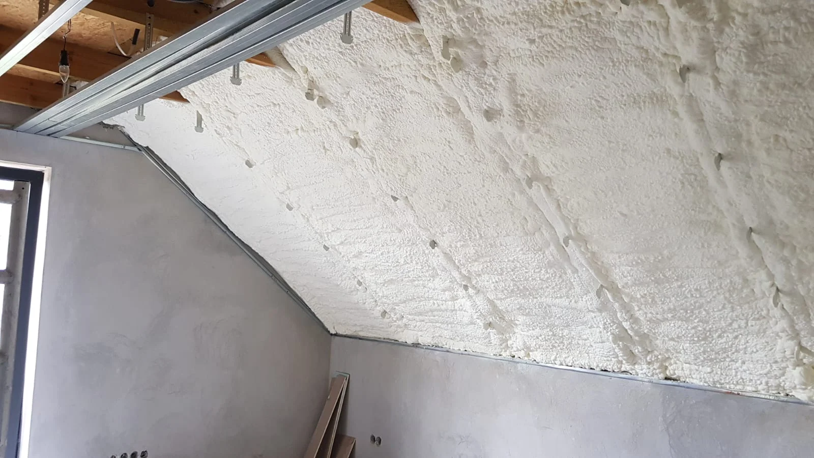 Wełna czy Piana PUR? 7 Mitów o Ocieplaniu Poddasza, Przez Które Tracisz Pieniądze